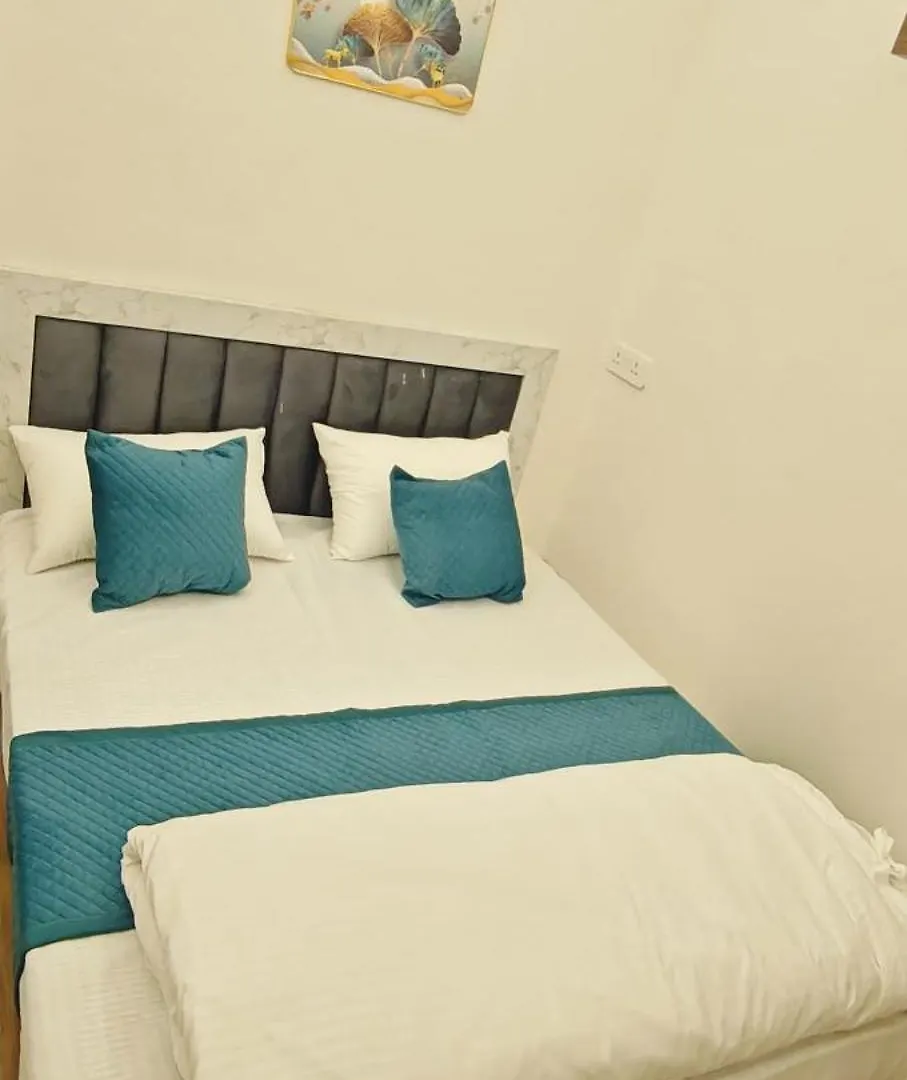 Hotel Rohit ,Agra Cantt Railway Station בית הארחה אגרה